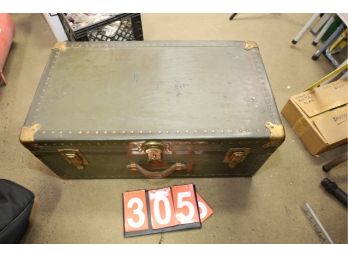 LOT 305 - CHEST UNKNOWN