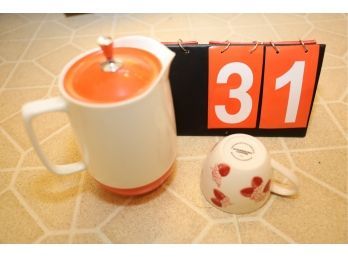 LOT 31 - VINTATE THERMOS PICTURE AND STARBUCKS COLLECTOS MUG