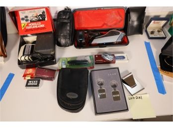 ELECTRIC SHAVING LOT WITH ITEMS SHOWN