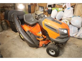 2018 HUSQVARNA RIDING LAWN MOWER WITH BAGGER (MAY NEED BATTERY)