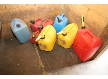 CORNER LOT OF MANY PLASTIC GAS CANS (3RD BARN)