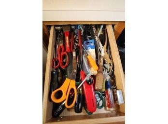 ALL ITEMS IN 4 KITCHEN DRAWERS (ALL AS SHOWN)