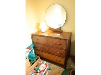 VINTGE DRESSER WITH ROUND MIRROR (MIRROR NOT ATTACHED FOR EASY REMOVAL)