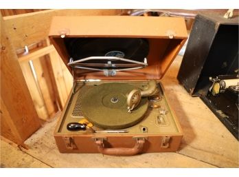 VINTAGE RECORD PLAYER! REALLY NICE!