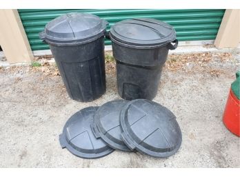 TWO PLASTIC GARBAGE CANS WITH 5 LIDS