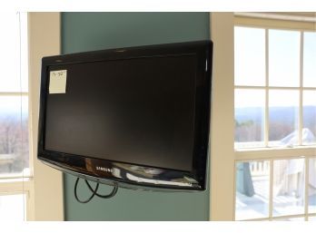 TV AND WALL MOUNT IN KITCHEN (BUYER TO SAFELY REMOVE)