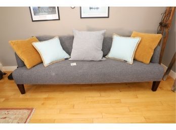 MODERN AND NEARLY NEW SOFA WITH PILLOWS - HIGH END AND BEAUTIFUL