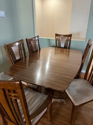 Beautiful Walnut Kitchen Table With 3 Leaves Included 2 Captains Chairs & 4 Chairs.