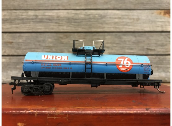 Pen I HO Scale Union 76 Single Dome Tanker Train Car