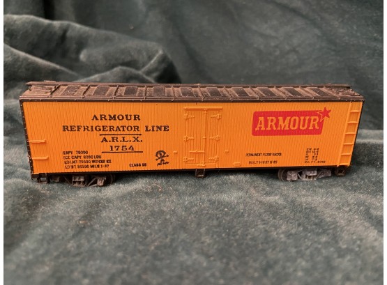 HO Scale 'Armour Refrigerator Line' ARLX 1754 Forty Foot Freight Train / Mantua