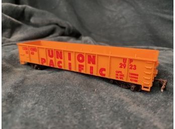 TYCO UNION PACIFIC UP 2923 CUSHIONED LOAD HO SCALE YELLOW TRAIN CAR
