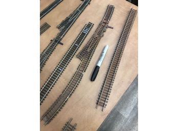 (16) Various HO Scale Train Tracks