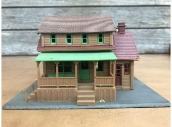 HO Scale Farm House Train Model Replica