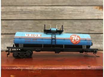 Pen I HO Scale Union 76 Single Dome Tanker Train Car