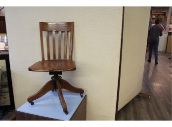 Globe Wernicke Oak Swivel Reclining Office Chair 17.5' X 16' X 36'