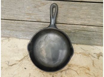 Very Early No. 5 Unmarked Cast Iron