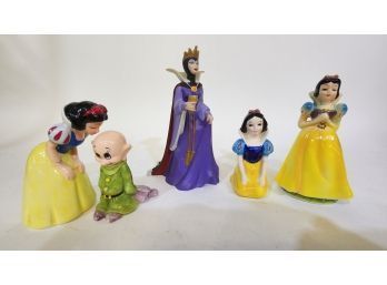 5 Disney Figurines 2 Are Salt And Pepper Set