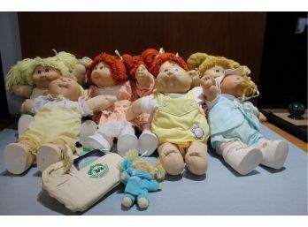 9 Cabbage Patch Dolls 7 Full Size, 1 Mini 1 Airway Bag With Items