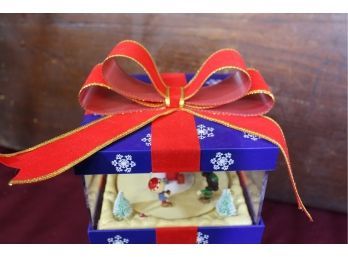 Present Music Box With Charlie Brown And Friends