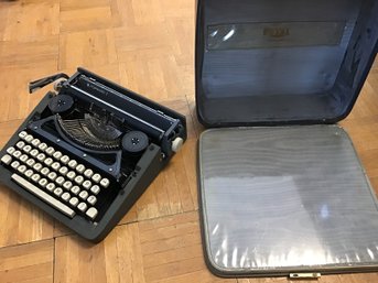 Vintage ROYAL Forward I TYPEWRITER With Case