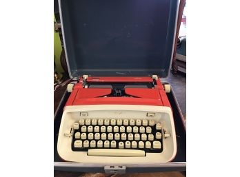 Rare Red Vintage Royal Safari TYPEWRITER With Case