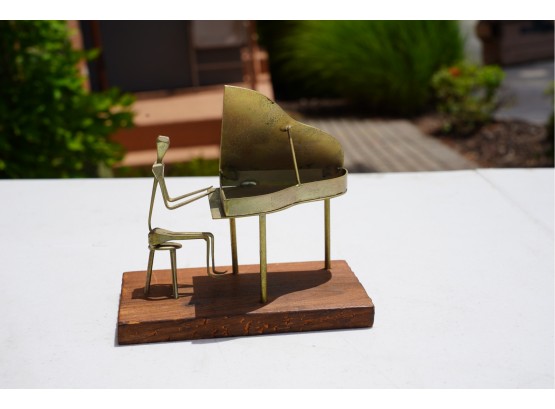 METAL FIGURINE PLAYING THE PIANO, 6X5 INCHES