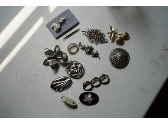 LARGE LOT OF PINS