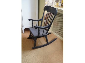 ANTIQUE BLACK ROCKING CHAIR, 28IN HEIGHT