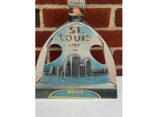 ST. LOUIS GATEWAY TO THE WEST LIQUOR BOTTLE, 11IN HEIGHT