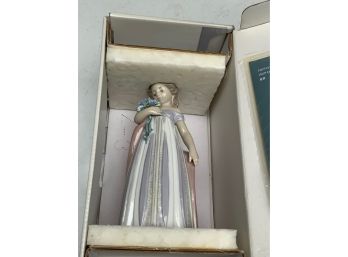 LLADRO OF A WOMEN IN BOX, RETAIL$324