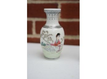 SMALL ASIAN STYLE VASE, 6IN HEIGHT