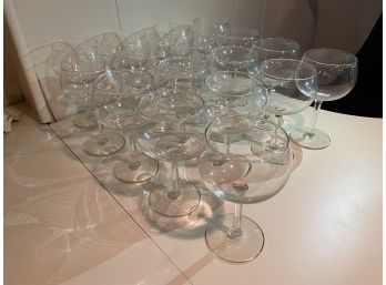 LOT OF 17 WINE GLASSES