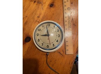 VINTAGE SMALL ROUND CLOCK MADE IN USA BY WESTCLOX