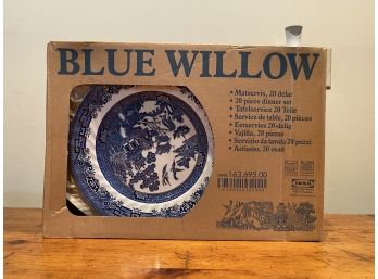NEW BLUE WILLOW 20 PIECE DINNER SET