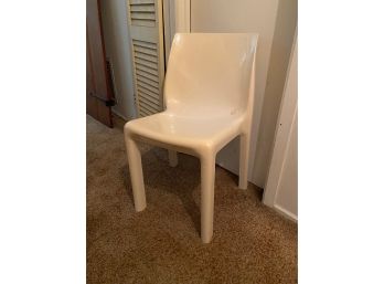 VINTAGE 1970S WHITE PLASTIC CHAIR MAYBE KARTELL??