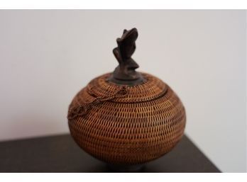 WICKER STYLE SMALL BASKET WITH FROG DECORATION, 3IN HEIGTH