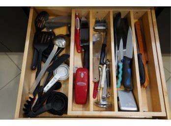 LARHE LOT OF ENTIRE DRAWER OF KITCHEN ITEMS