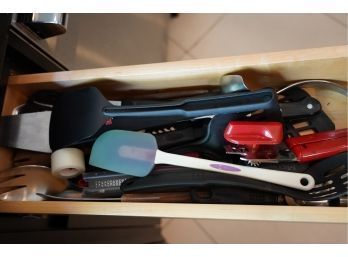 FULL LONG DRAW LOT OF KITCHEN ITEMS