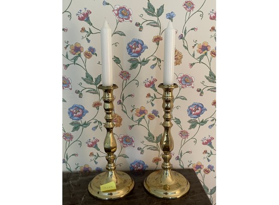 PAIR OF GOLD BRASS COLOR CANDLE HOLDERS, MATCHING PAIR WITH CANDLES.