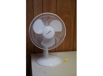 HOMEPOINTE WHITE DESK FAN, 20X15 INCHES