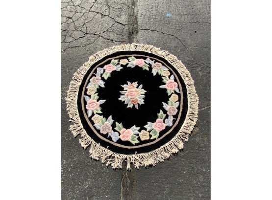 HAND MADE IN CHINA ROUND BLACK AND FLOWER PATTERN RUG,  37IN DIAMETER