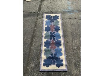 LONG ENTRANCE RUNNER WITH BLUE FLOWER PATTERN, 21X26 INCHES