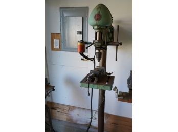 VINTAGE DETAL DRILL PRESS! WORKING!! 67IN HEIGHT!!