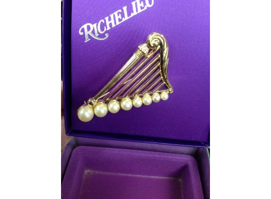 Richelieu Gold Harp Pin With Pearls