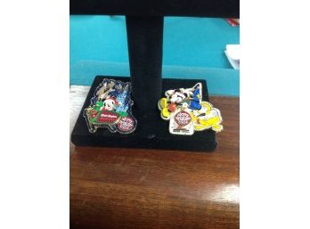 2 Disney Merry Christmas 2004 Limited Edition Pins
