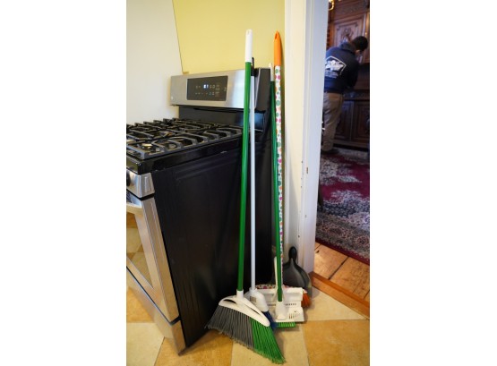 LARGE LOT OF BROOMS