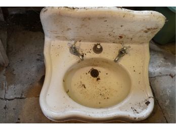 ANTIQUE 1930'S  WHITE PORCELAIN SINK, 25X22 INCHES