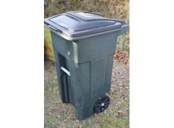 GOOD CONDITION TOTER INCORPORATED GARBAGE CAN ON WHEELS