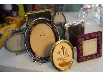 LARGE LOT OF SMALL PICTURE FRAMES