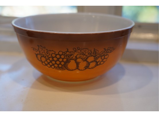 MID-CENTURY PYREX BOWL WITH FRUITS ENGRAVINGS, 9X4 INCHES